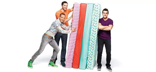 Airbnb 公司的三位創(chuàng)始人，以及他們最早的 Airbed