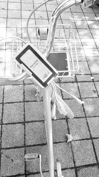 車把中間有手機(jī)充電支架，下方連接著3根充電線。