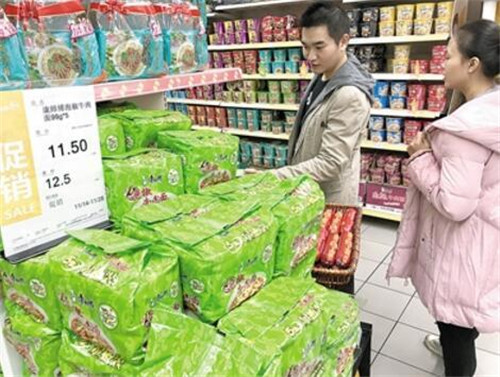 市民在超市內購買方便面。