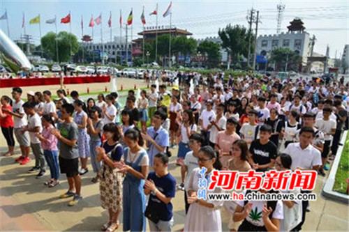 此次儀式中，雙匯集團(tuán)漯河總部共有210名員成為第一批“金秋獎(jiǎng)學(xué)”的獲得者。