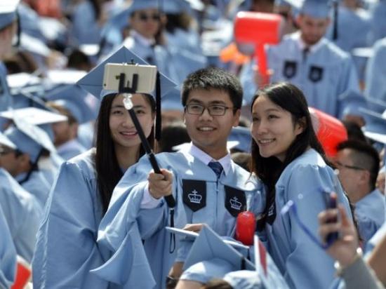 2015年5月20日，幾名中國留學(xué)生在美國哥倫比亞大學(xué)第261屆畢業(yè)典禮上自拍。約15000名畢業(yè)生參加了當天的儀式，其中包括近600名中國學(xué)生。新華社記者王雷攝