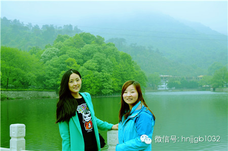奧斯卡汽車影城的美女和這個風(fēng)景融入的真好啊，有木有？！
