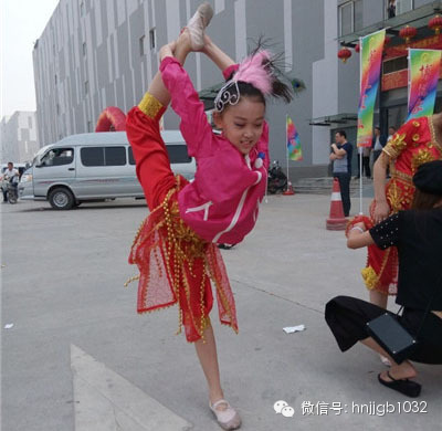 先練練功，為一會(huì)兒的演出做準(zhǔn)備