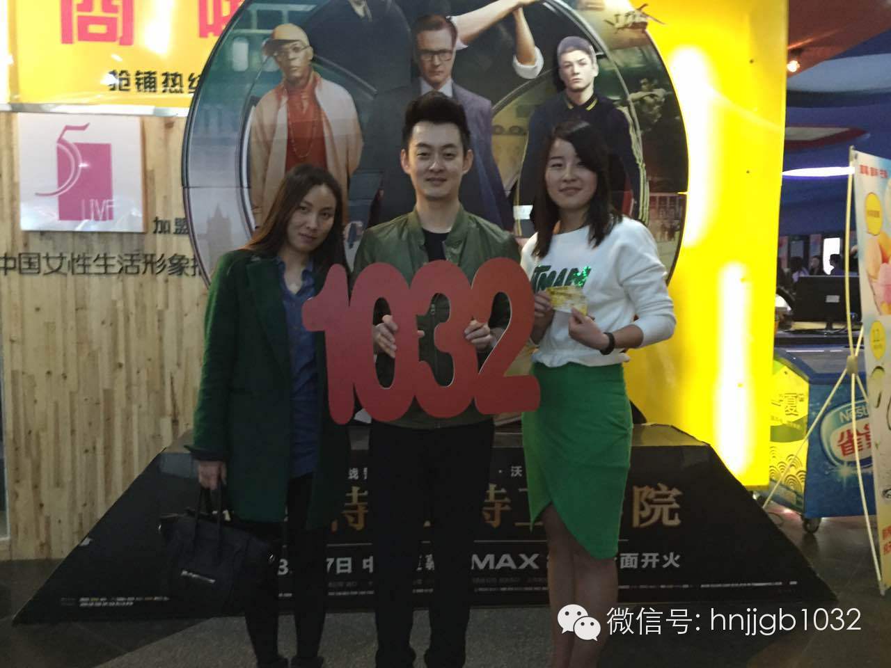 傳說中的Johnny終于現(xiàn)身啦！還是美女魅力大哦。帥哥美女好養(yǎng)眼，小編忍不住要多看幾眼呢。