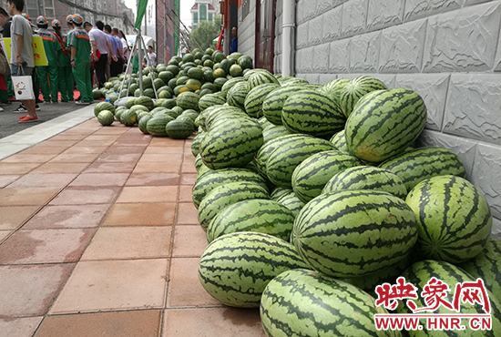經(jīng)濟(jì)廣播工作人員和愛心企業(yè)給正在忙碌的環(huán)衛(wèi)工人、交警等送去一萬六千多斤西瓜和近百提礦泉水。
