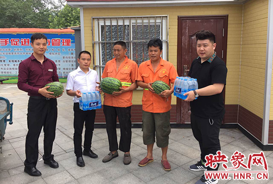 經(jīng)濟(jì)廣播工作人員和愛心企業(yè)給正在忙碌的環(huán)衛(wèi)工人、交警和協(xié)警等送去了一萬六千多斤西瓜和近百提礦泉水。