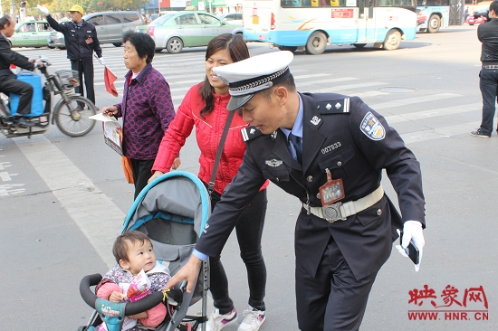 執(zhí)勤民警楊華民引領行人正確走斑馬線 執(zhí)勤民警楊華民引領行人正確走斑馬線
