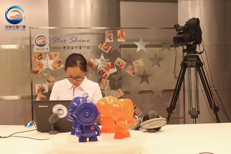還是抽獎的姑娘比較認真！為保證抽獎的公平公正，映象網進行了全程視頻直播。