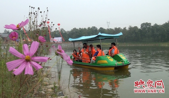 在水云間乘船游園，愜意無(wú)限