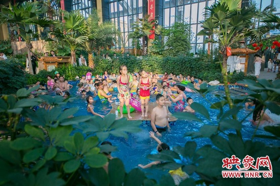 又開(kāi)始過(guò)夏天的孩子們，在溫潤(rùn)的泉水里放任天性。