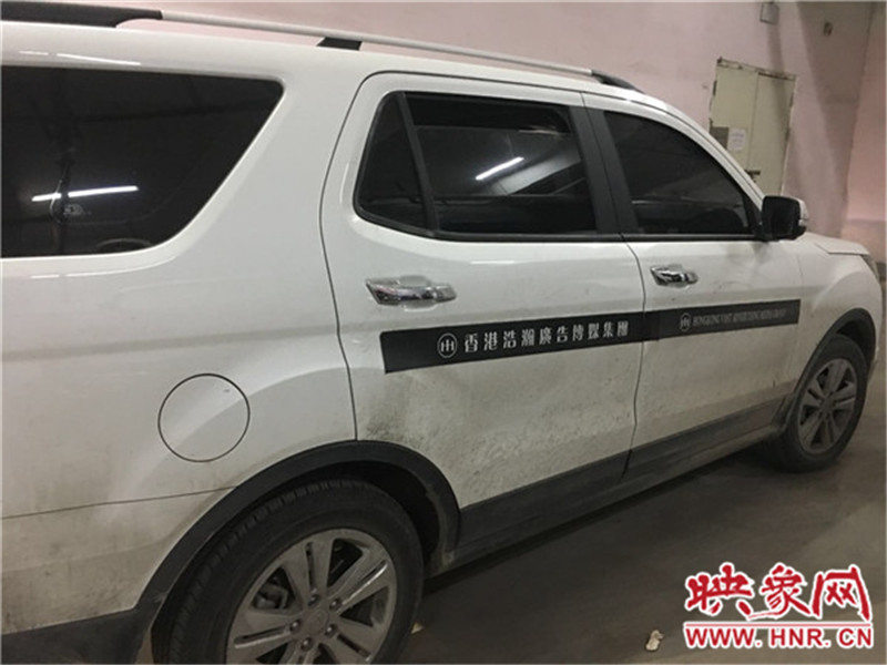 車身上按要求貼著廣告。