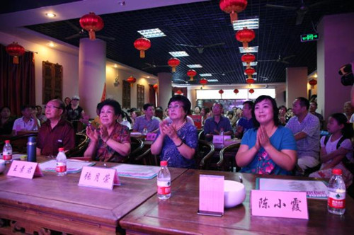 我省著名豫劇表演藝術(shù)家素君（左2）、常香玉弟子、國家一級演員張月榮（右2）