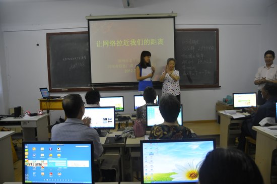 擁有18萬粉絲的網(wǎng)絡(luò)紅人、78歲的QQ奶奶張秀麗也來到網(wǎng)絡(luò)課堂