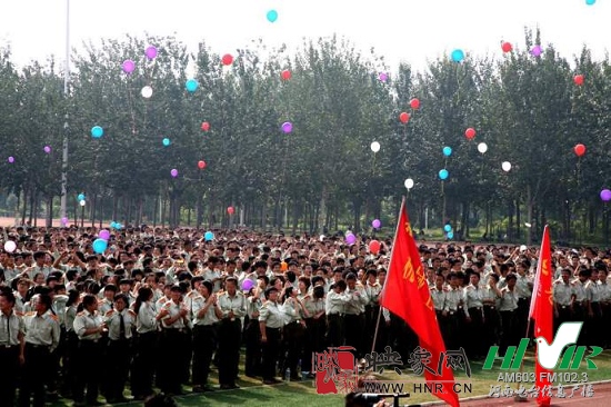 鄭大新生放飛代表夢(mèng)想，感恩的氣球