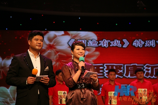 《周迪有戲》主持人周迪、鄭州電視臺文體頻道主持人劉冰（左）