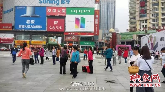他們從四面八方匯集到二七塔下，由行走路人一下變成了一支舞蹈隊，跳起了節(jié)奏歡快、時尚動感的舞蹈。