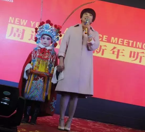 盛裝亮相的小戲迷，周迪的節(jié)目影響了一代又一代人