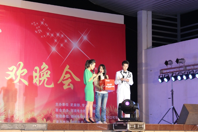 教育廣播女主播葉子現(xiàn)身晚會(huì)，全場沸騰