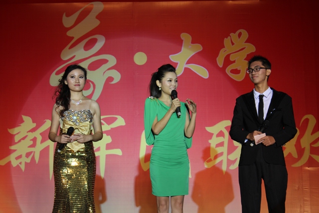 教育廣播女主播葉子現(xiàn)身晚會(huì)，與學(xué)生同臺(tái)主持