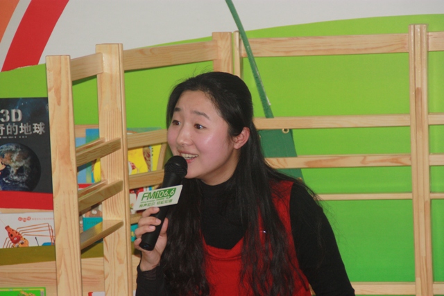 女主播“卷卷貓”親臨現(xiàn)場，繪聲繪色為孩子們講故事