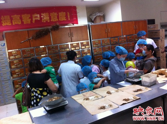 　　接下來，要進(jìn)入到有中醫(yī)“博物館”之稱的中藥房去探秘啦！藥房那些小抽屜里面裝的是什么？孩子們很好奇