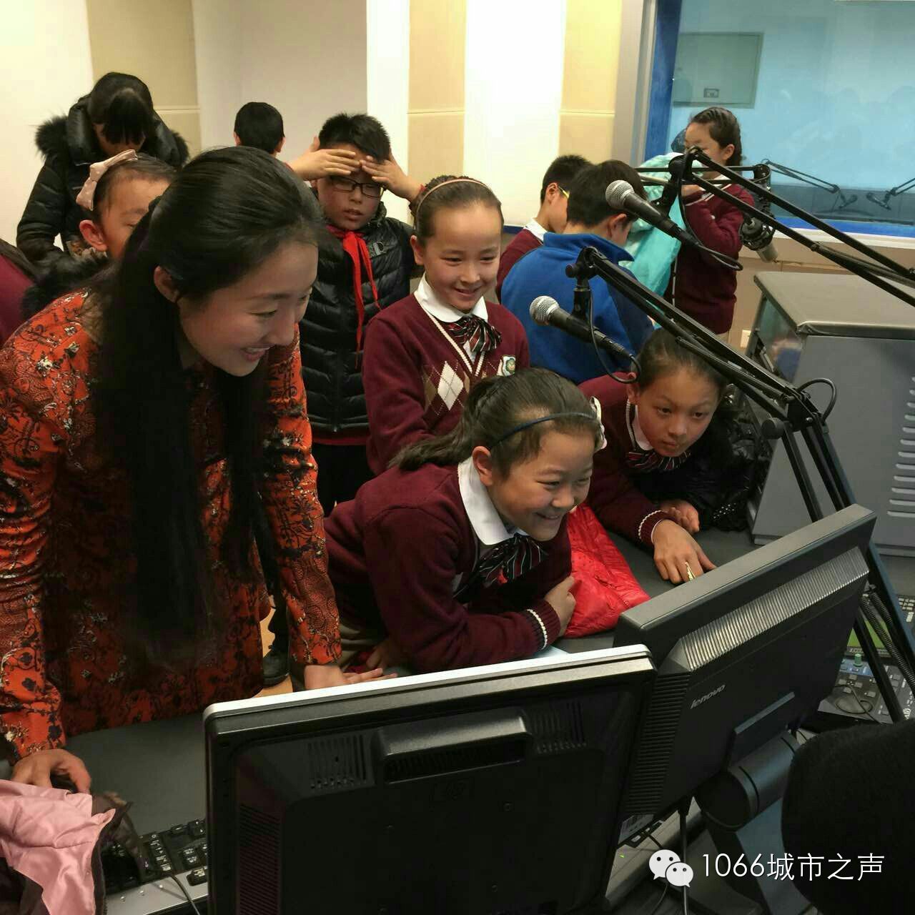 “好激動(dòng)，好激動(dòng)”！天天上學(xué)、放學(xué)都從廣播大廈經(jīng)過(guò)，今天終于進(jìn)來(lái)了！