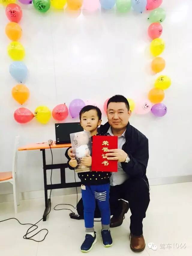 我是小小銀行家，來跟行長合個(gè)影哦