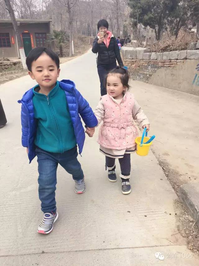 哥哥帶著妹妹跑著去植樹！