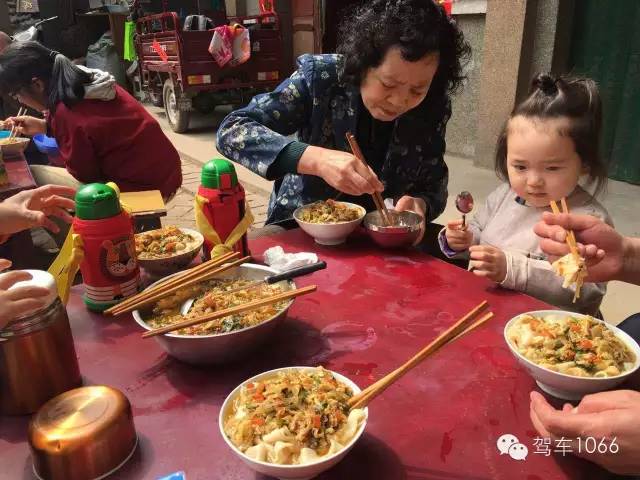 據(jù)說手搟面和柴雞蛋更配哦！