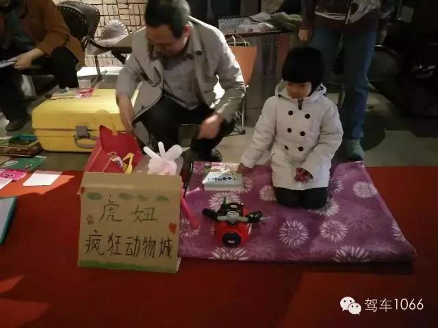這位小老板的攤位擺的有模有樣的，不過旁邊這位酷爸怎么這么眼熟？