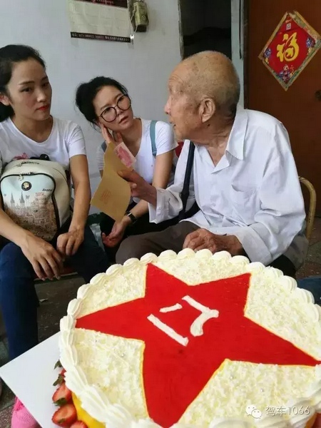 二姐們認(rèn)真聽老兵講抗戰(zhàn)的故事，老人年事已高，記憶都是轟炸！轟炸！轟炸！