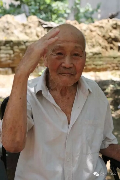 老兵身子骨不行了，九十多歲了……也許軍禮不那么標(biāo)準(zhǔn)了，但是這一幕還是感動(dòng)到了我們……