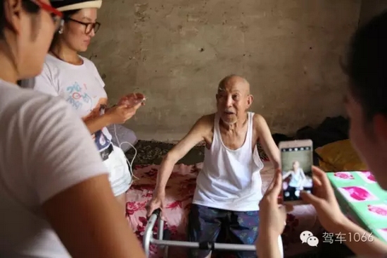老兵老兵，你的勛章呢，國(guó)家給你的那個(gè)？