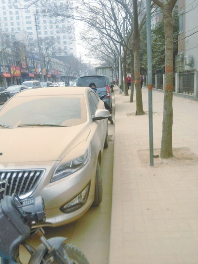 馬路灰頭土臉，停在路邊的車也蒙塵。