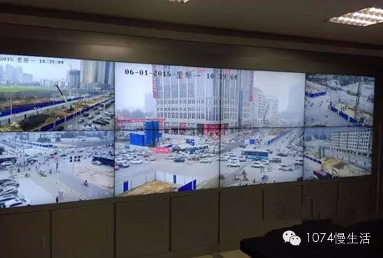 通過監(jiān)控人員操控“電子眼”調(diào)整焦距，可以看到整個(gè)工地全景