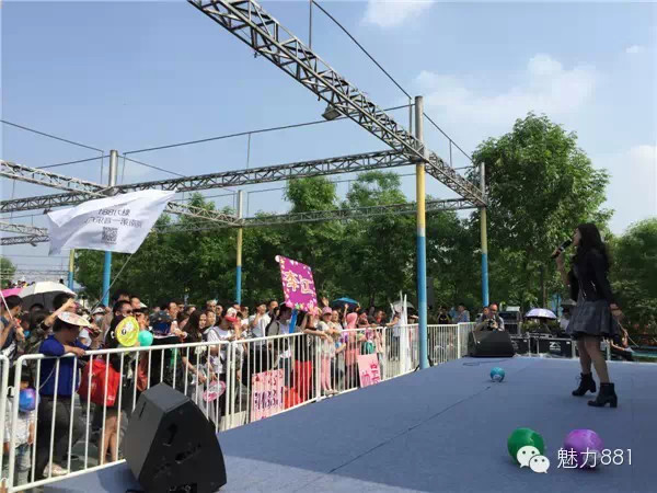 輕輕躍起、優(yōu)美身段，新聞小姐李江