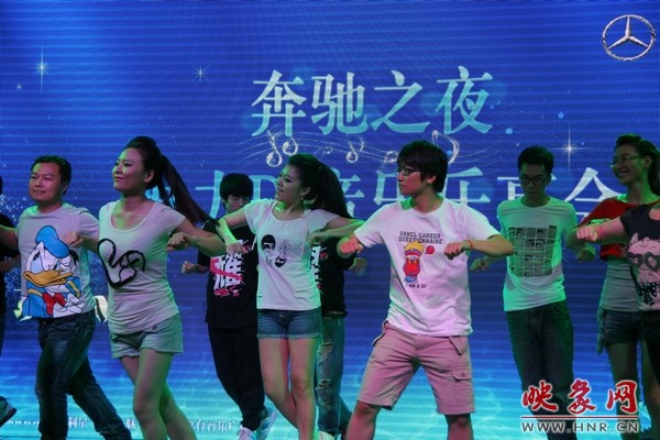 熱情洋溢的開(kāi)場(chǎng)舞，DJ們?nèi)硇耐度? complete=