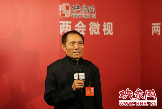 3月4日，全國人大代表、濮陽縣西辛莊村支部書記李連成在映象網(wǎng)全國兩會北京演播室做客《兩會微視》訪談。