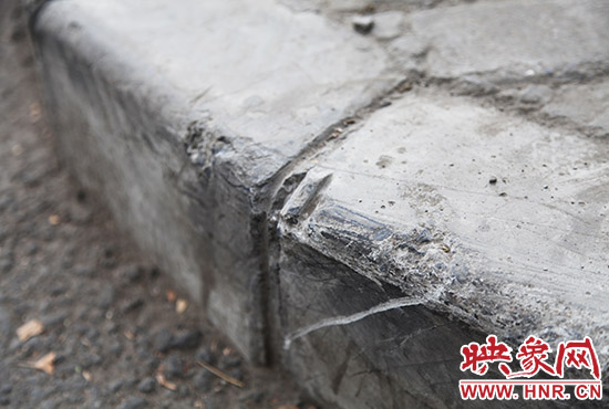車道邊上的臺(tái)階，滿是電動(dòng)車摔下碰撞的痕跡