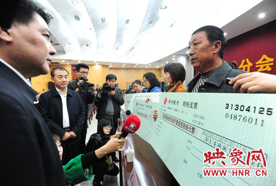 最高人民法院執(zhí)行局局長劉貴祥、河南省高級人民法院院長張立勇親手為申請執(zhí)行人員發(fā)放執(zhí)行款