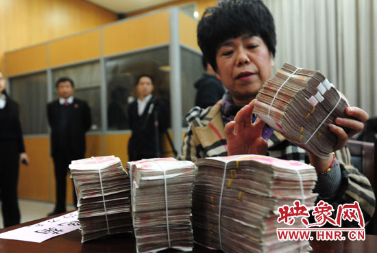 當(dāng)天共發(fā)放執(zhí)行款4110萬元。其中，支票4018萬元，現(xiàn)金92萬元。