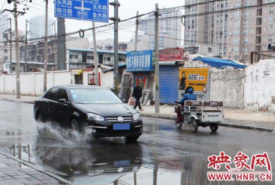 機(jī)動(dòng)車路過(guò)，濺起一米多高的水花