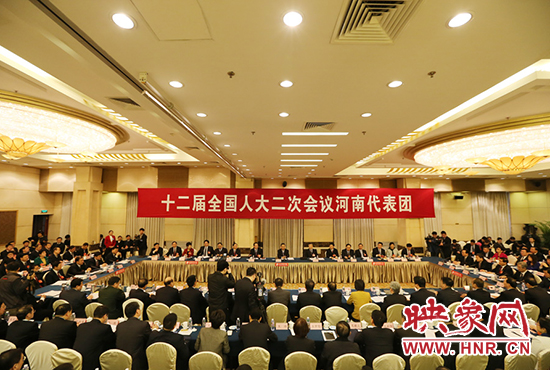3月5日下午，第十二屆全國人代會河南代表團召開全體會議，議論政府工作報告。