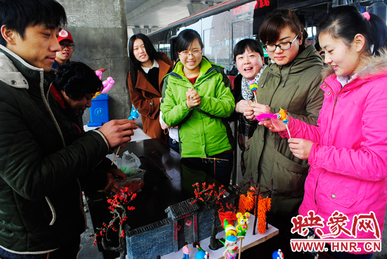 慶?！叭藡D女節(jié)” 鄭州B1路司機(jī)為女車長(zhǎng)免費(fèi)捏面人
