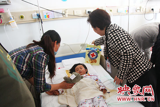 9名已經(jīng)實施手術的患兒恢復情況良好，趙國新給孩子們帶去慰問品