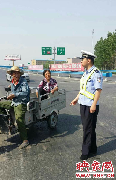 為抄近道走親戚，開封老漢騎電動三輪車上高速。