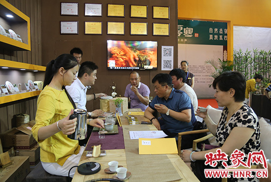 不少鄭州市民前來(lái)免費(fèi)品嘗各類(lèi)名茶