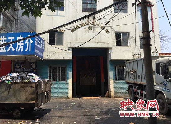 城北路環(huán)衛(wèi)中轉(zhuǎn)站門(mén)前的垃圾車裝滿了生活垃圾，腐臭味撲面而來(lái)