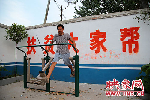 張國(guó)敬堅(jiān)持在村中的文化廣場(chǎng)上做著恢復(fù)性鍛煉。