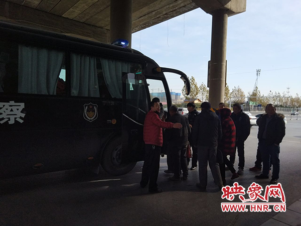 警方調(diào)來車輛，將超載人員轉(zhuǎn)運走